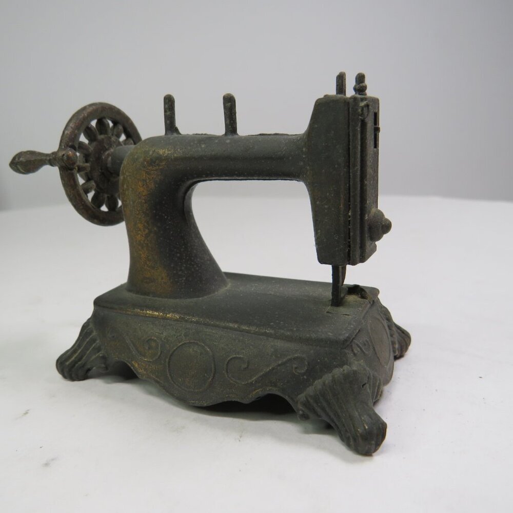 Vintage Sewing Machine MOVING Die Cast Metal Pencil Sharpener Collectable